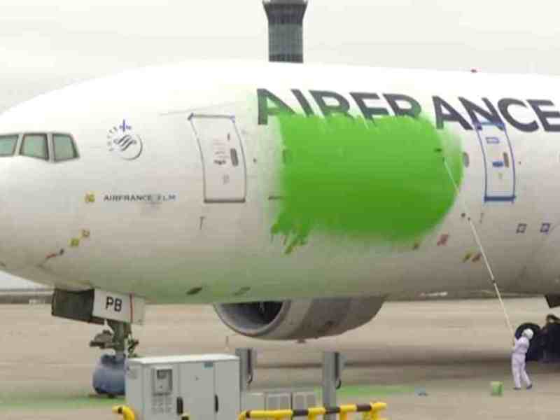 Greenpeace repeint un avion d’Air France en vert